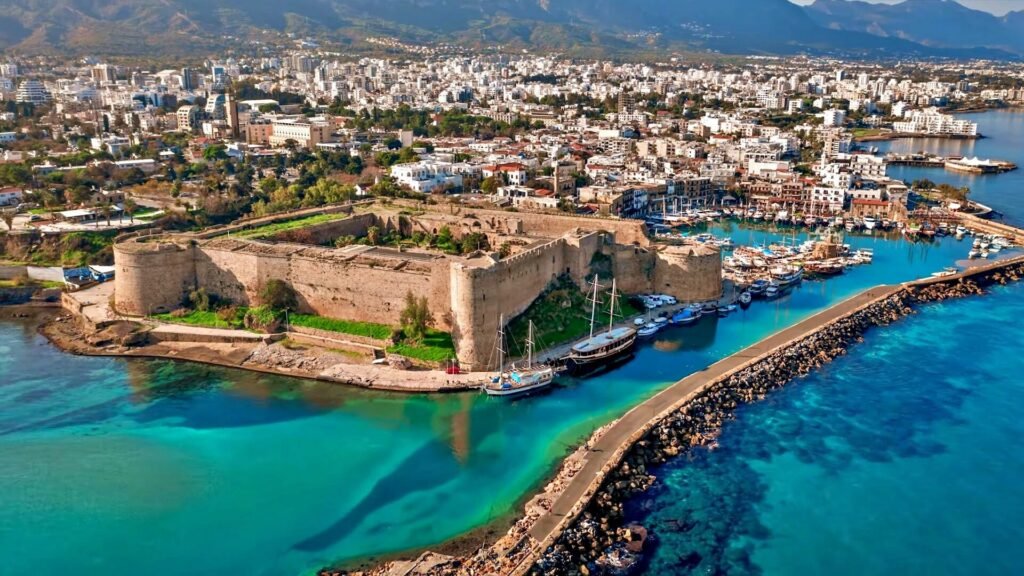 Kıbrıs Gece Hayatı Karşılaştırması: Girne mi Lefkoşa mı?